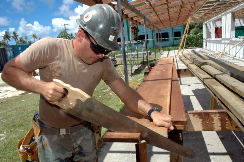 ebeniste-ST PIERRE-min_worker_construction_building_carpenter_male_job_build_helmet-893290